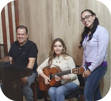 Cantante Mara G�lvez en la Parroquia de La sagrada Familia en Culiac�n.